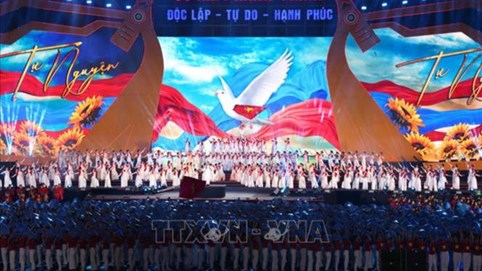 Đoàn kết dựng xây đất nước Việt Nam ngày càng hùng cường, thịnh vượng, tự do, hạnh phúc