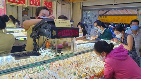 Mua bán vàng kiểu 'đi đêm', lợi bất cập hại