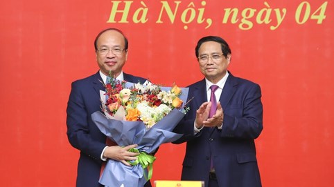 Thủ tướng trao Quyết định bổ nhiệm Thứ trưởng Bộ Tư pháp Phan Chí Hiếu
