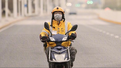 Tài xế giao thức ăn ở Trung Quốc bán mạng mỗi ngày vì thuật toán lạnh lùng