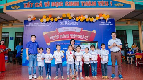 Chương trình “Thắp sáng tương lai” số 2: TLC Việt Nam sẻ chia ánh sáng và tri thức với các bạn nhỏ vùng cao Văn Lăng, tỉnh Thái Nguyên 