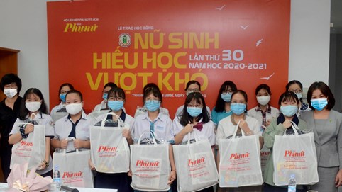 Tập đoàn Novaland nâng bước hàng trăm nữ sinh hiếu học, vượt khó