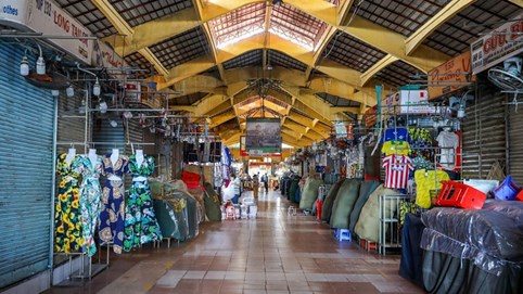 Chợ ngoại thấp thỏm chờ khách Tây