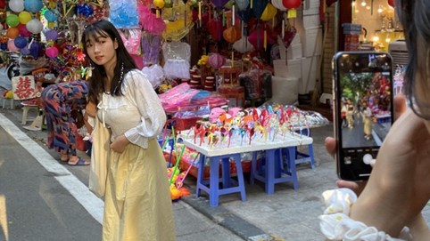 Xem nhiều mua ít, tiểu thương phố Hàng Mã thu 'phí chụp ảnh' để bù lỗ