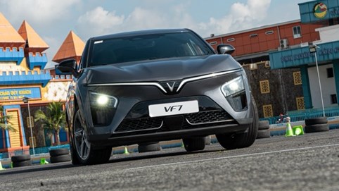 VinFast VF 7 lăn bánh chỉ từ hơn 700 triệu đồng: Không có đối thủ trong phân khúc C-SUV