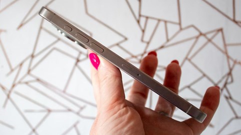 iPhone 15 Pro gặp hiện tượng kỳ lạ: Cứ chạm tay vào là đổi màu sắc - Đang trắng bạc biến thành xanh dương!