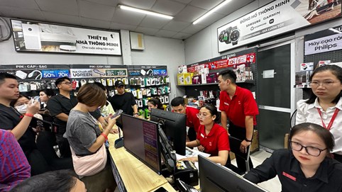 Hơn 10.000 iPhone 16 series giao tới tay khách Việt ngay trong đêm mở bán