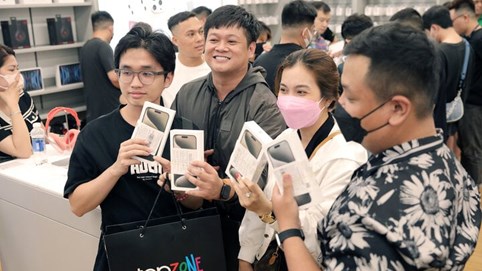 iPhone 15 đến tay người Việt trong đêm