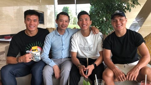 Đoàn Văn Hậu gặp gỡ với người anh thân thiết trước khi lên máy bay rời Việt Nam