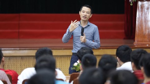 Doanh nhân Phạm Hữu Tuấn cùng Chủ Tịch ngân hàng Liên Việt chia sẻ “tầm nhìn triệu đô” với sinh viên ưu tú trường Bách Khoa HN