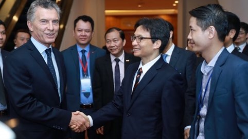 Phó Thủ Tướng Vũ Đức Đam đại diện chính phủ VN đón tiếp Tổng Thống Argentina Mauricio Macri