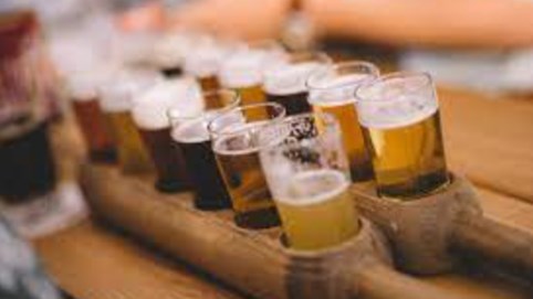 Bong bóng bia thủ công vỡ: Nợ nần và thay đổi thị hiếu khiến loạt nhà máy Mỹ đóng cửa