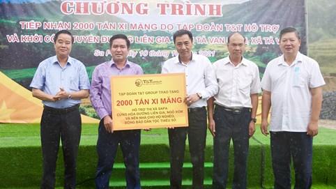 T&T Group trao tặng 2.000 tấn xi măng hỗ trợ thị xã Sa Pa cứng hóa nền nhà và làm đường