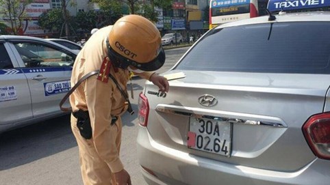 Hành vi che, dán biển số xe bị xử lý như thế nào? Cơ quan Công an có giải pháp gì để không xử phạt oan?