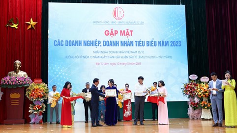 Tổng Giám đốc Võ Thị Liễu Trâm và Công ty TNHH Kim Lâm nhận danh hiệu “Doanh nhân - doanh nghiệp tiêu biểu 2023”