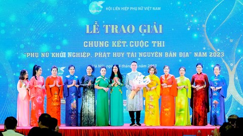 NTK Đỗ Trịnh Hoài Nam và 11 học trò ra mắt BST áo dài “Miền di sản”