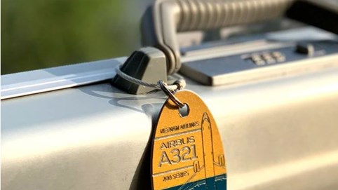 Cắt vỏ máy bay cũ của Vietnam Airlines làm hàng lưu niệm