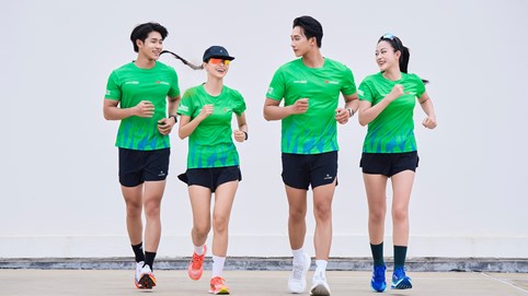 Mở túi race kit 'Thịnh vượng' từ VPBank Hanoi International Marathon 2025