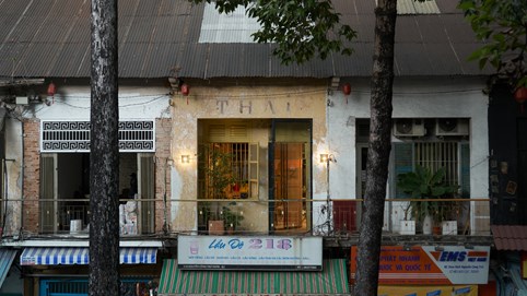 Bảng màu cuộc sống đường phố cổ điển trong ngôi nhà ở 'phố Wall Sài Gòn'
