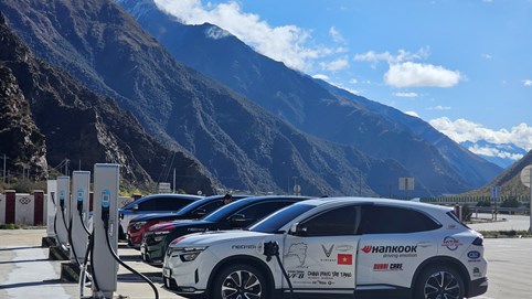 Nhiều người dân Trung Quốc bất ngờ với sự xuất hiện của đoàn VinFast xe điện Việt Nam chinh phục Tây Tạng