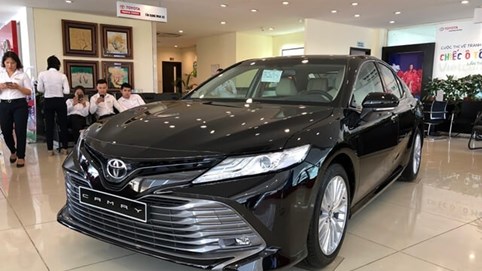 Thua đau Vinfast Lux, “tượng đài” sedan Toyota Camry, Mazda 6 giảm giá tới 50 triệu