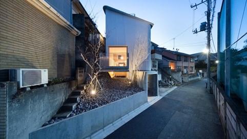 Ngôi nhà 4 tầng có ban công lơ lửng trên diện tích đất 50 m2