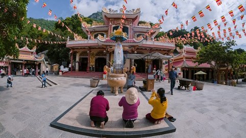 Xúc động những khoảnh khắc du khách chiêm bái núi Bà Đen, Tây Ninh