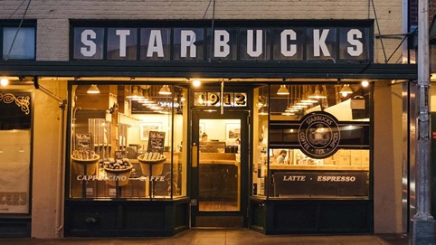Starbucks hướng đến đối tượng khách hàng trẻ và giàu có để vượt qua khủng hoảng