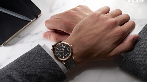 Vang bóng… vượt thời: Vacheron Constantin làm mới thiết kế đồng hồ Fiftysix hoài cổ 