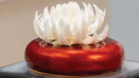 Lấy cảm hứng từ hàng me Sài Gòn, cô gái GenZ sáng tạo ra chiếc bánh từ me và lá me non khiến giám khảo ăn sạch dĩa