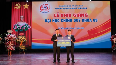 Bảo Việt đã trao hơn 6 tỷ đồng học bổng “Bảo Việt - Niềm tin thắp sáng tương lai” cho sinh viên Đại học Kinh tế Quốc dân trong 7 năm liên tiếp