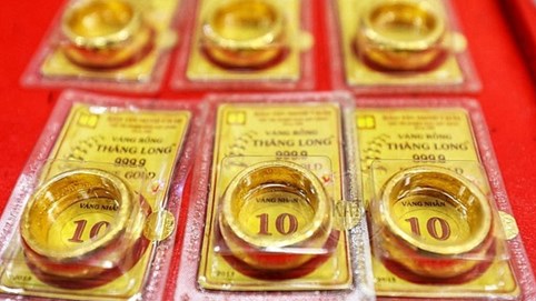 Giá vàng SJC 'bốc hơi' 6,2 triệu đồng từ đỉnh, thế giới đi ngang quanh 4.000 USD/ounce