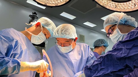 Ca phẫu thuật 'hai trong một' giúp bệnh nhân thoái hoá khớp gối nặng đi lại bình thường sau nhiều năm đau đớn