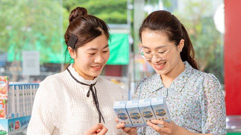 Sữa tươi, sữa chua nếp cẩm Mộc Châu Milk được bình chọn là hàng Việt Nam được người tiêu dùng yêu thích năm 2022