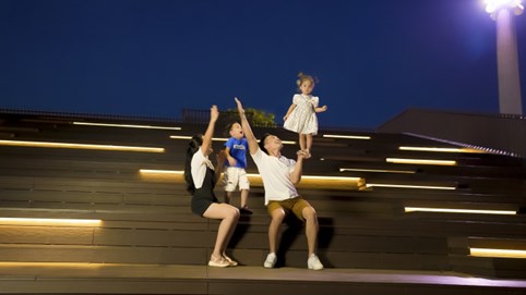 Quốc Cơ diễn xiếc cùng hai con tại quảng trường Aqua Marina