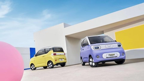 Ô tô điện rẻ nhất Việt Nam ra mắt bản nâng cấp sạc 1 lần chạy được 215 km/h, giá tương đương 160 triệu đồng