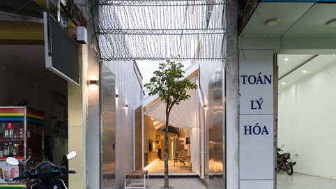 Nhà mặt phố hẹp ngang như cabin máy bay giữa lòng TP HCM