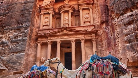 Khách sạn nằm trong lòng núi đá sa thạch cổ