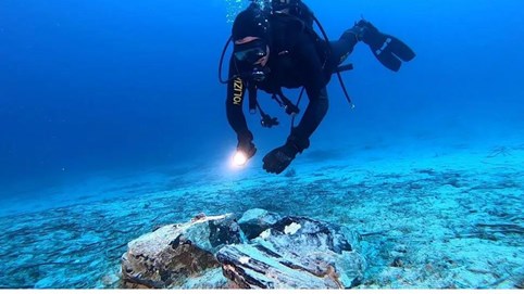 Kho báu hắc diện thạch rơi ra từ “tàu ma” 5.000 năm tuổi