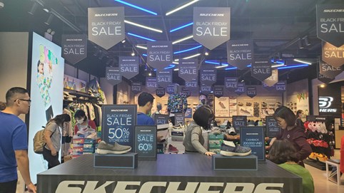Cảnh trái ngược Black Friday: Hàng hiệu đếm tiền mỏi tay, hàng rẻ tiền "ế sưng"