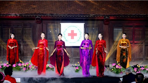 Dấu ấn áo dài Fashion Show Miền di sản - chào mừng hội nghị quốc tế AP11