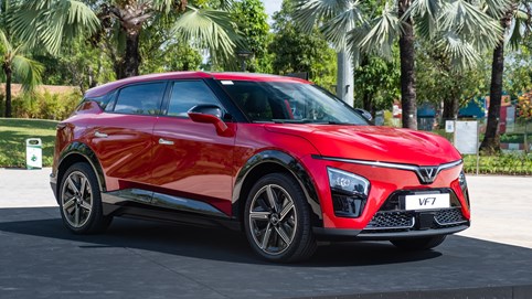 Chi tiết VinFast VF 7 Plus bản thương mại: Giá từ 999 triệu, đẹp như concept, nhiều công nghệ vượt phân khúc