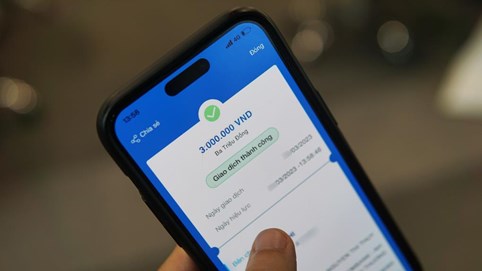 Sau khi cài ứng dụng lạ, liên tục nhận thông báo trừ tiền đến khi tài khoản 