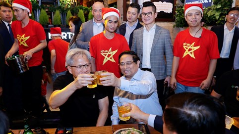 Thủ tướng và CEO Jensen Huang dạo phố cổ Hà Nội, thưởng thức nem tai, nem chua rán, uống bia Trúc Bạch