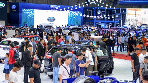 ‘Chạy nước rút’ doanh số, ô tô ồ ạt giảm giá khuyến mãi