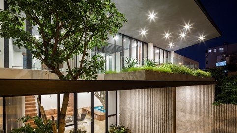 Đất rộng để làm gì: Xây một biệt thự thật to rồi trồng thật nhiều cây xanh bất chấp nắng hướng Tây