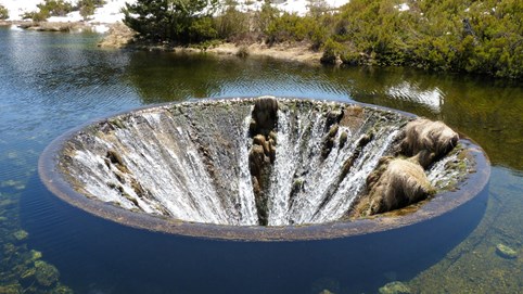 Hố nước 'không đáy' giữa lòng hồ