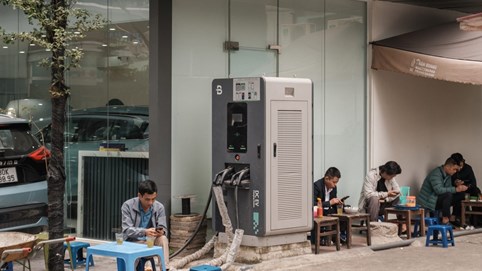 Bỏ 2 tỷ mở trạm sạc xe điện kiêm 