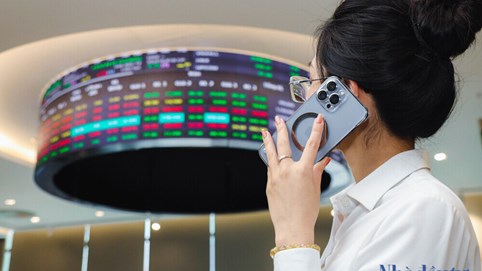 Mua cổ phiếu nào cho tháng cận Tết?