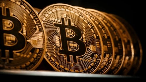 Giá Bitcoin 'bốc hơi' 30% từ đỉnh, áp lực bán tháo gia tăng dù Fed giảm lãi suất